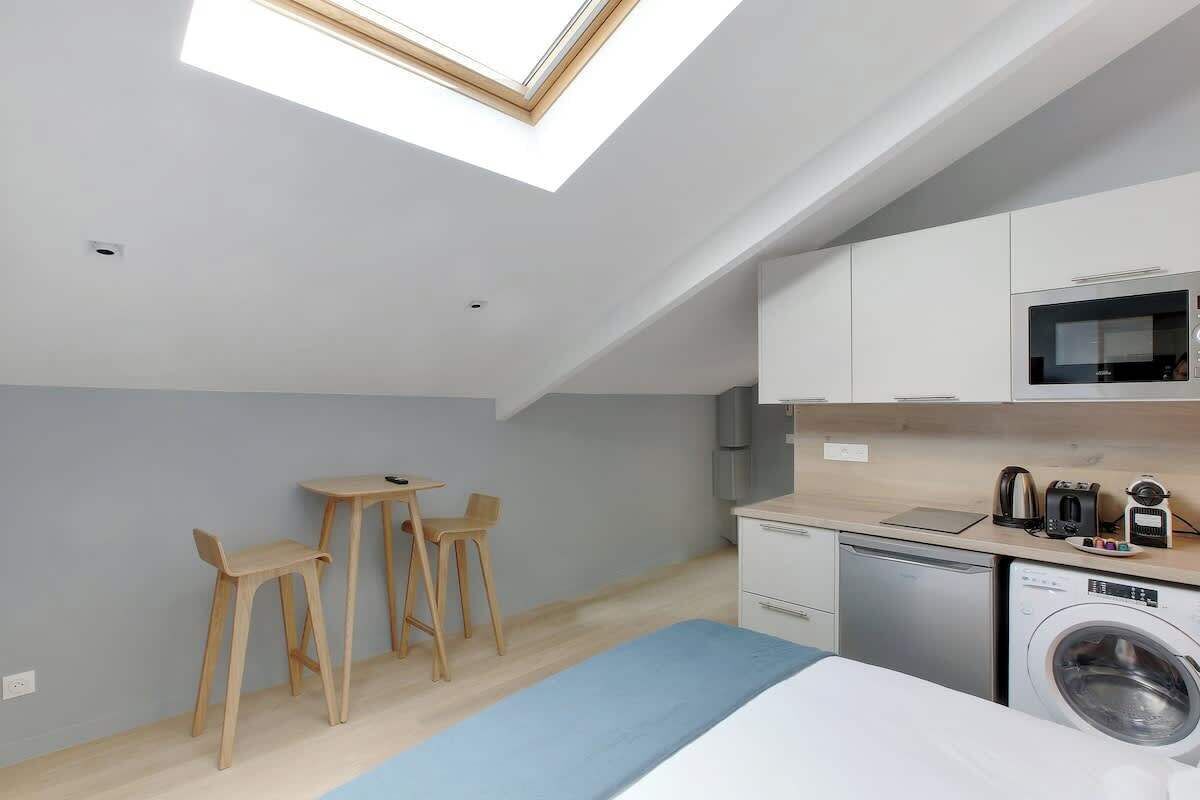 Réfrigérateur, micro-ondes, plaque de cuisson, cafetière/bouilloire