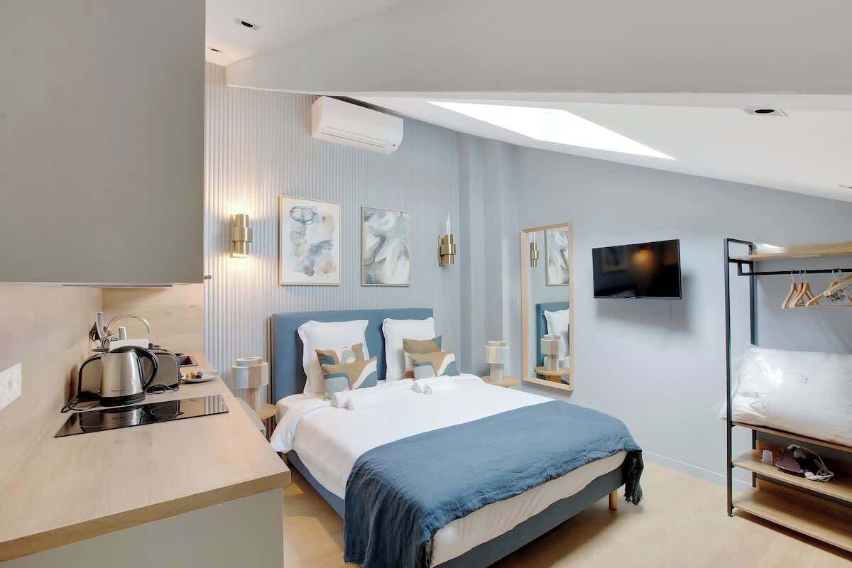 Iron/ironing board, WiFi, bed sheets