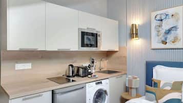 Réfrigérateur, micro-ondes, plaque de cuisson, cafetiÚre/bouilloire