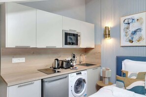 Réfrigérateur, micro-ondes, plaque de cuisson, cafetière/bouilloire