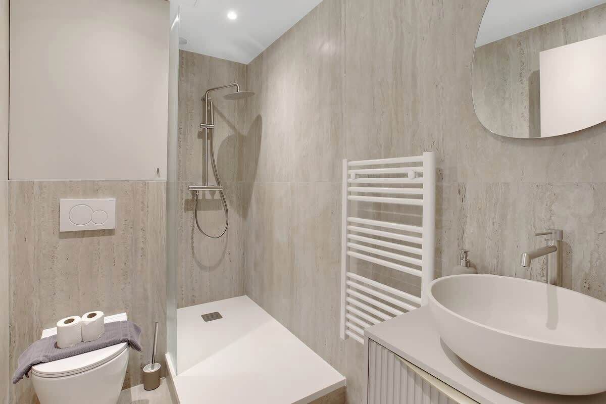 Douche, sèche-cheveux, serviettes fournies, shampoing