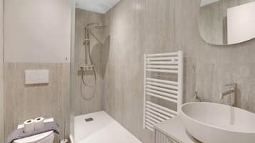 Douche, sĂšche-cheveux, serviettes fournies, shampoing