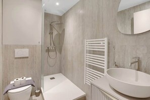 Douche, sèche-cheveux, serviettes fournies, shampoing