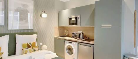 Iron/ironing board, WiFi, bed sheets