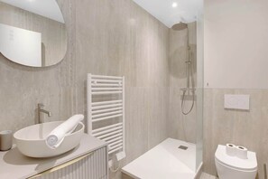 Douche, sèche-cheveux, serviettes fournies, shampoing