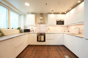 House - Inviting 1BR at Opal Tower (Dubai)