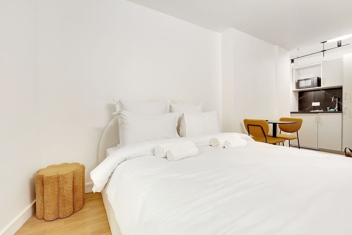 Iron/ironing board, WiFi, bed sheets