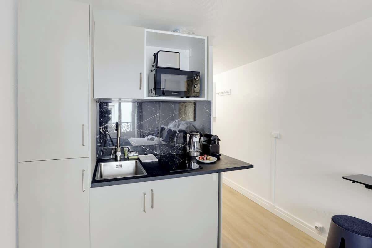 雪櫃、微波爐、咖啡機/沖茶器、電熱水壺