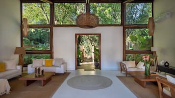 Deluxe House, Pool View | Interior