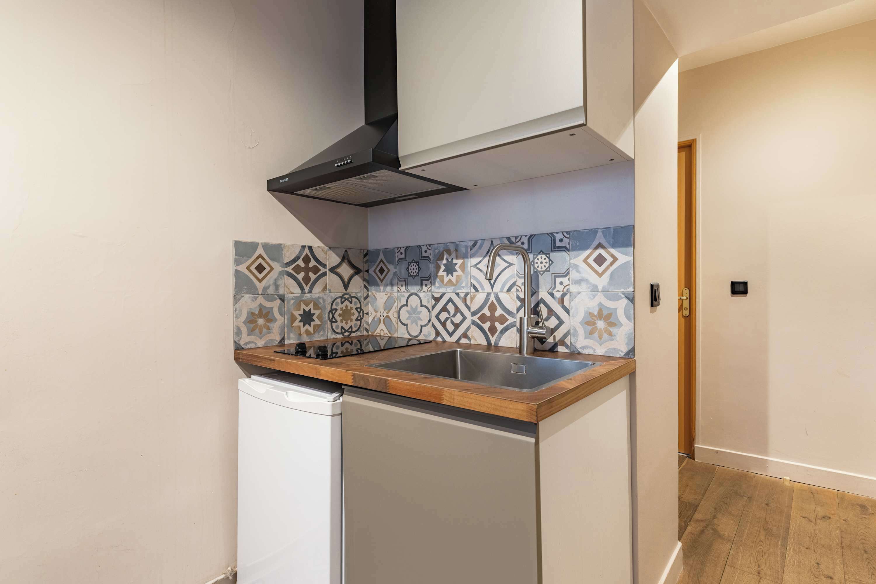 Four à micro-ondes, un four, lave-vaisselle, cafetière-théière