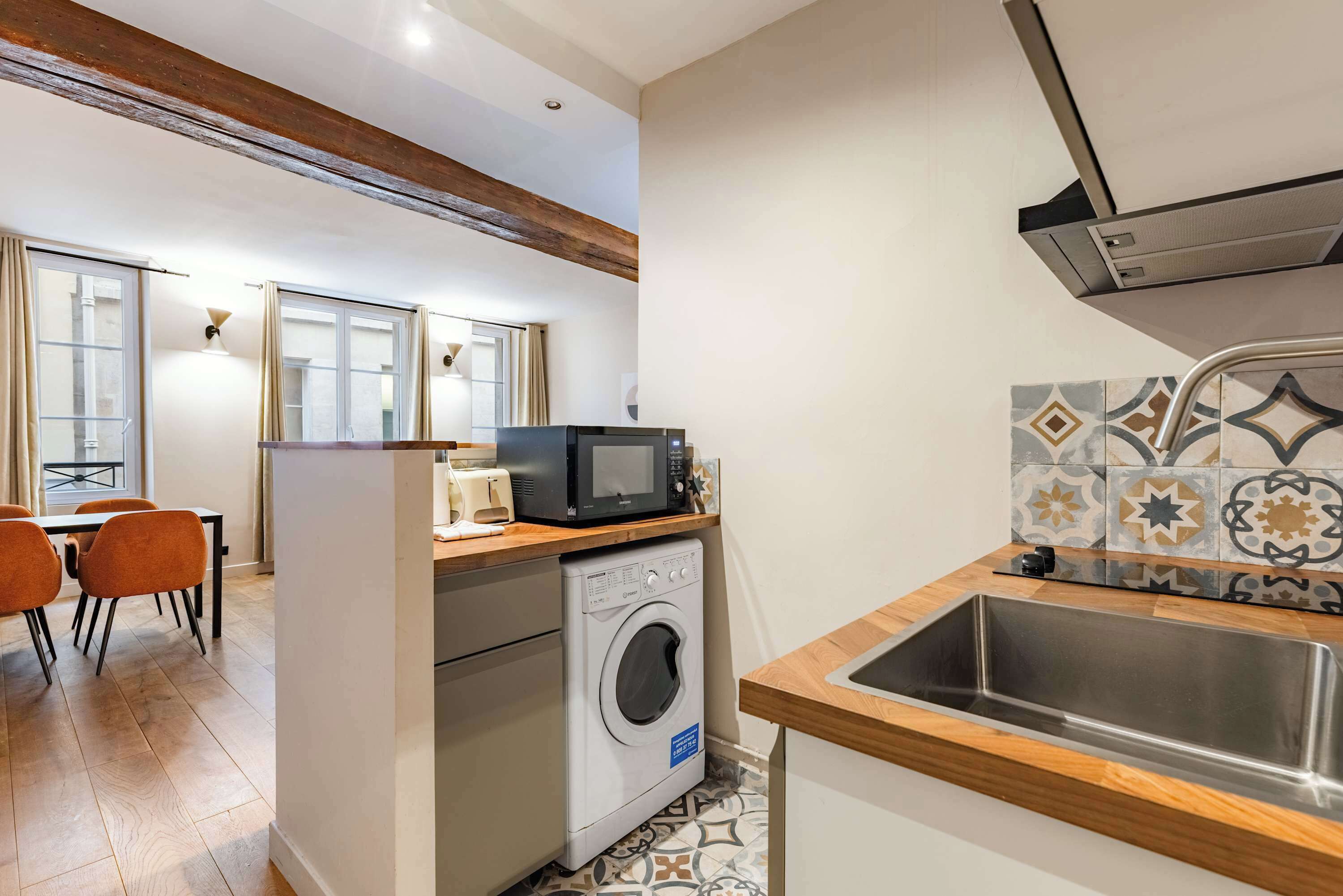 Four à micro-ondes, un four, lave-vaisselle, cafetière-théière