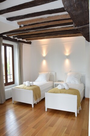 3 habitaciones, escritorio y tabla de planchar con plancha 