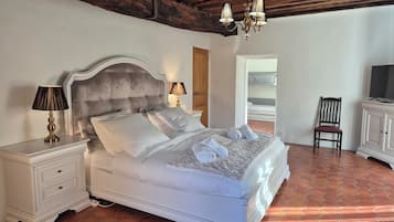 3 soverom, skrivebord, strykejern/-brett og reiseseng for barn