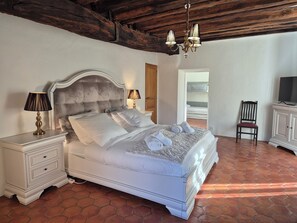 3 habitaciones, escritorio y tabla de planchar con plancha 