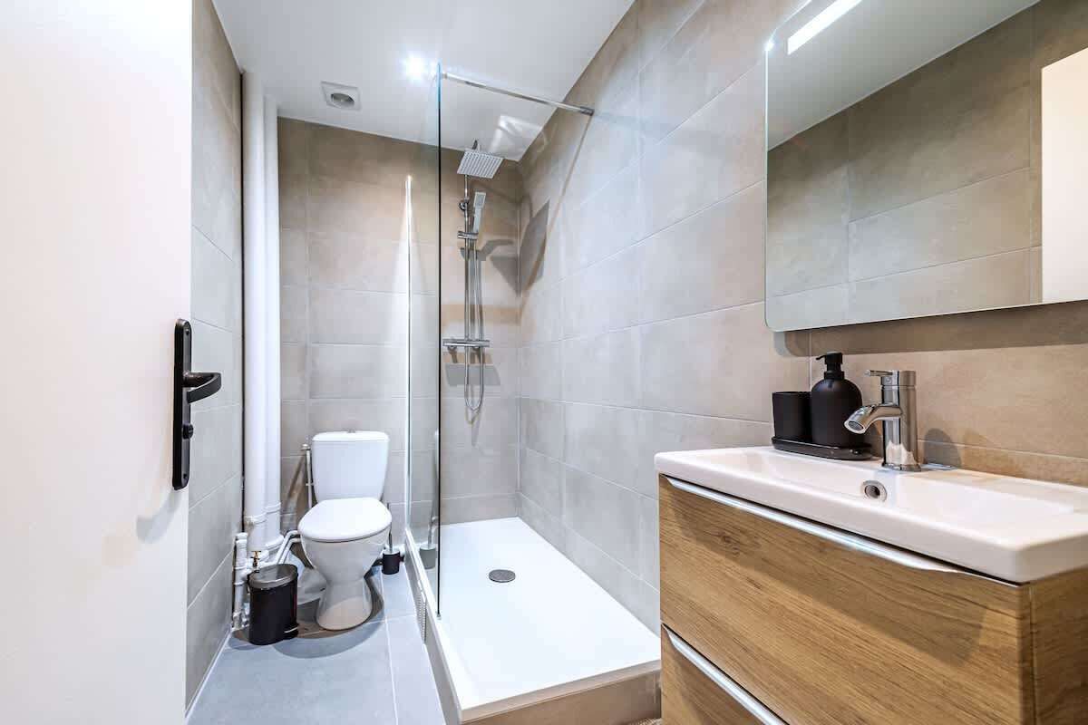 Douche, sèche-cheveux, shampoing