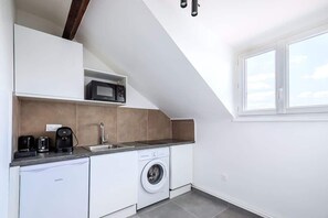 Réfrigérateur, micro-ondes, cafetière/bouilloire, bouilloire électrique