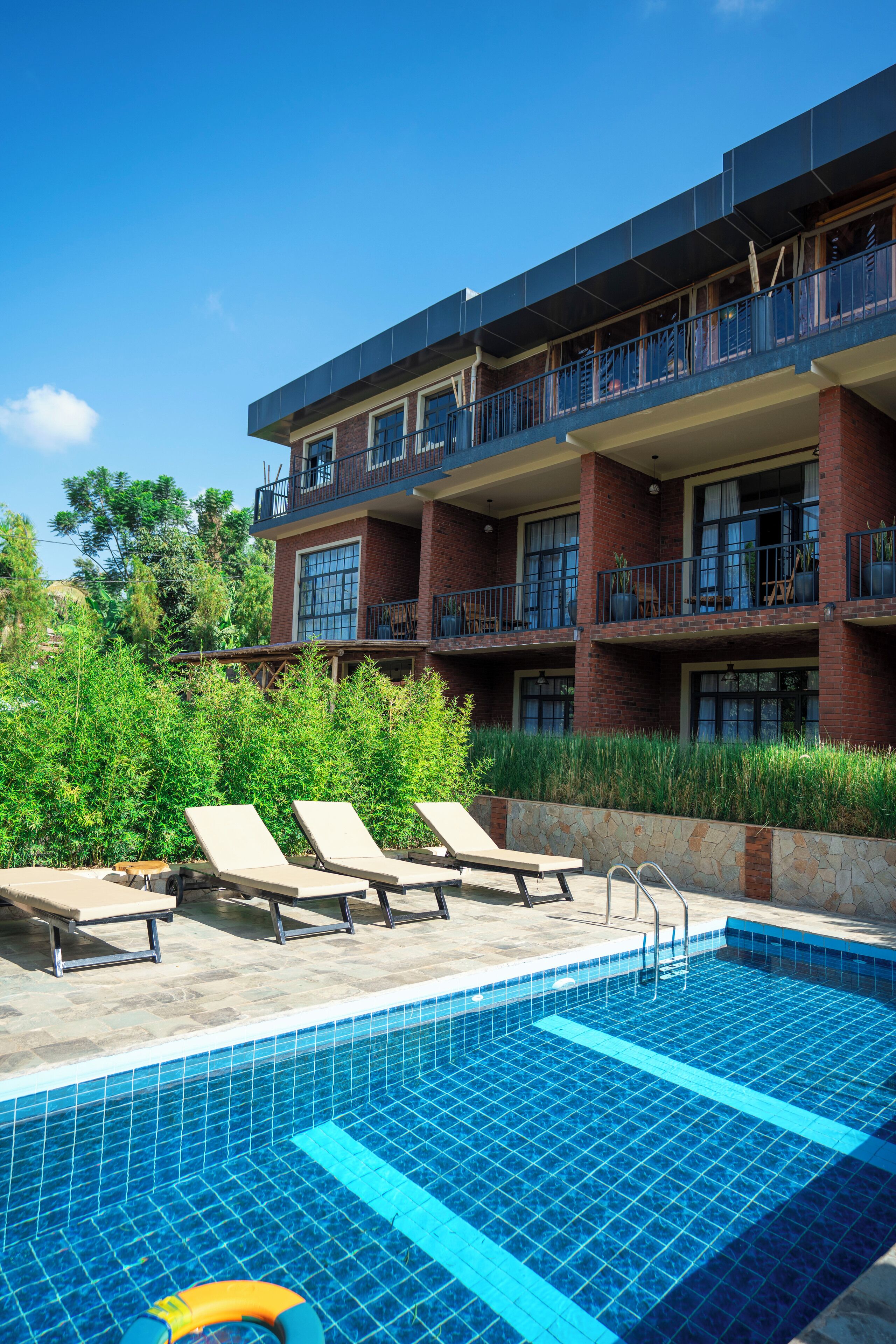 8 piscinas al aire libre