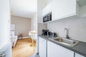 Kühlschrank, Mikrowelle, Herdplatte, Wasserkocher mit Kaffee-/Teezubehör