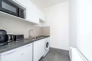 Kühlschrank, Mikrowelle, Herdplatte, Wasserkocher mit Kaffee-/Teezubehör