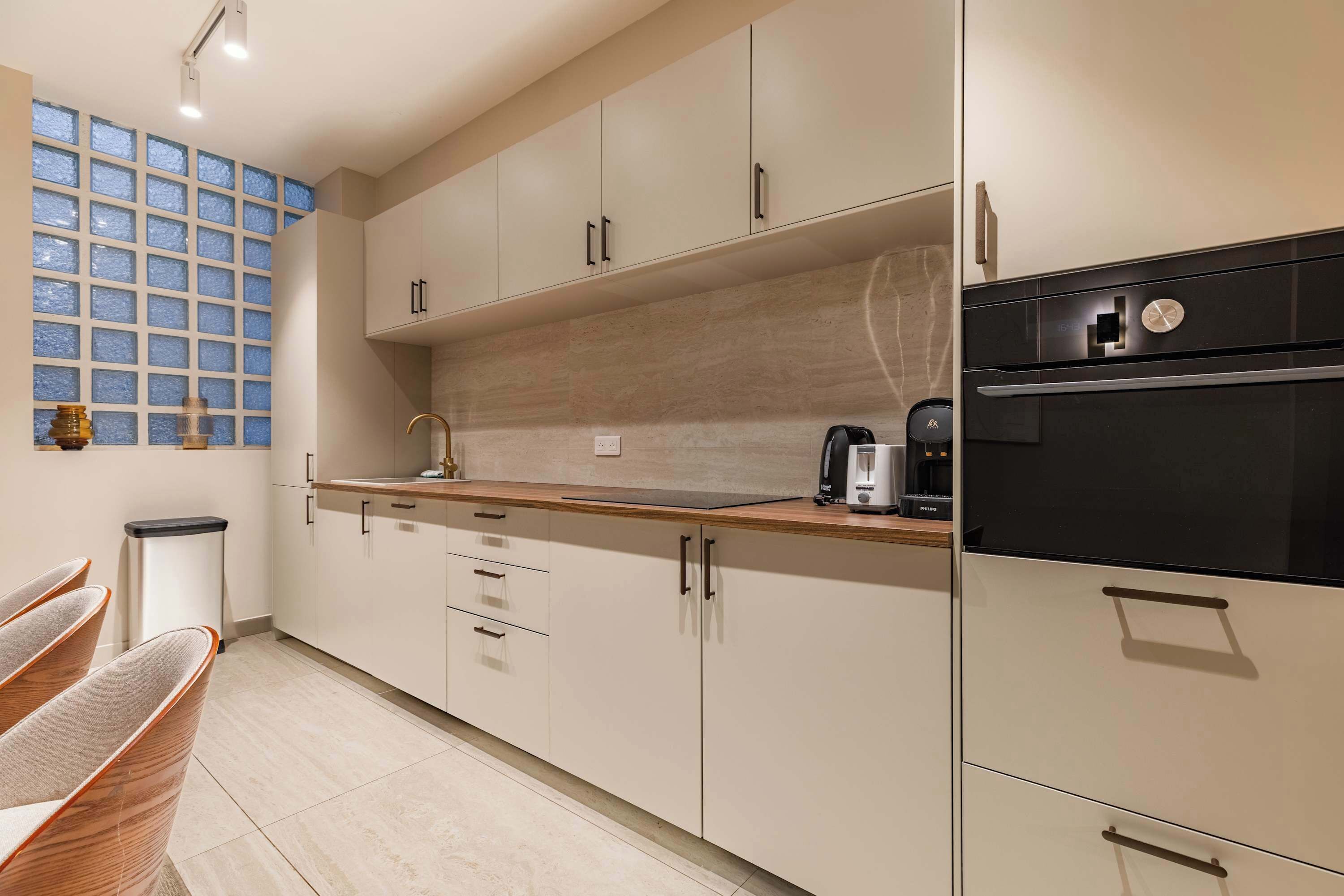 Fridge, oven, coffee/tea maker, electric kettle