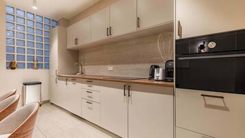 Fridge, oven, coffee/tea maker, electric kettle