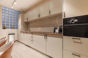 Refrigerador, horno, cafetera y tetera y tetera eléctrica 