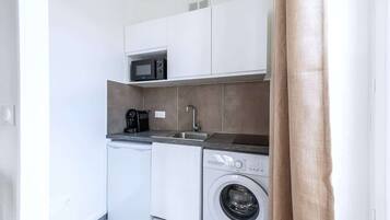 Réfrigérateur, micro-ondes, cafetiÚre/bouilloire, bouilloire électrique