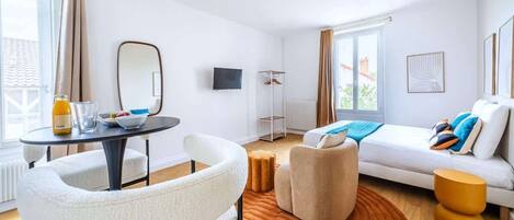 Een strijkplank/strijkijzer, wifi, beddengoed