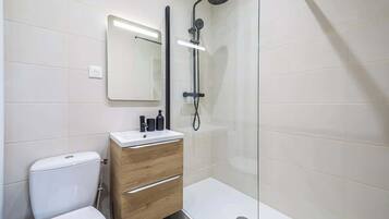 Douche, sĂšche-cheveux, shampoing