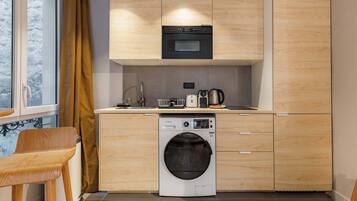 Kühlschrank, Wasserkocher mit Kaffee-/Teezubehör, Wasserkocher, Toaster