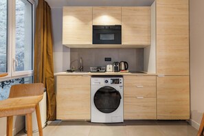 Kühlschrank, Wasserkocher mit Kaffee-/Teezubehör, Wasserkocher, Toaster