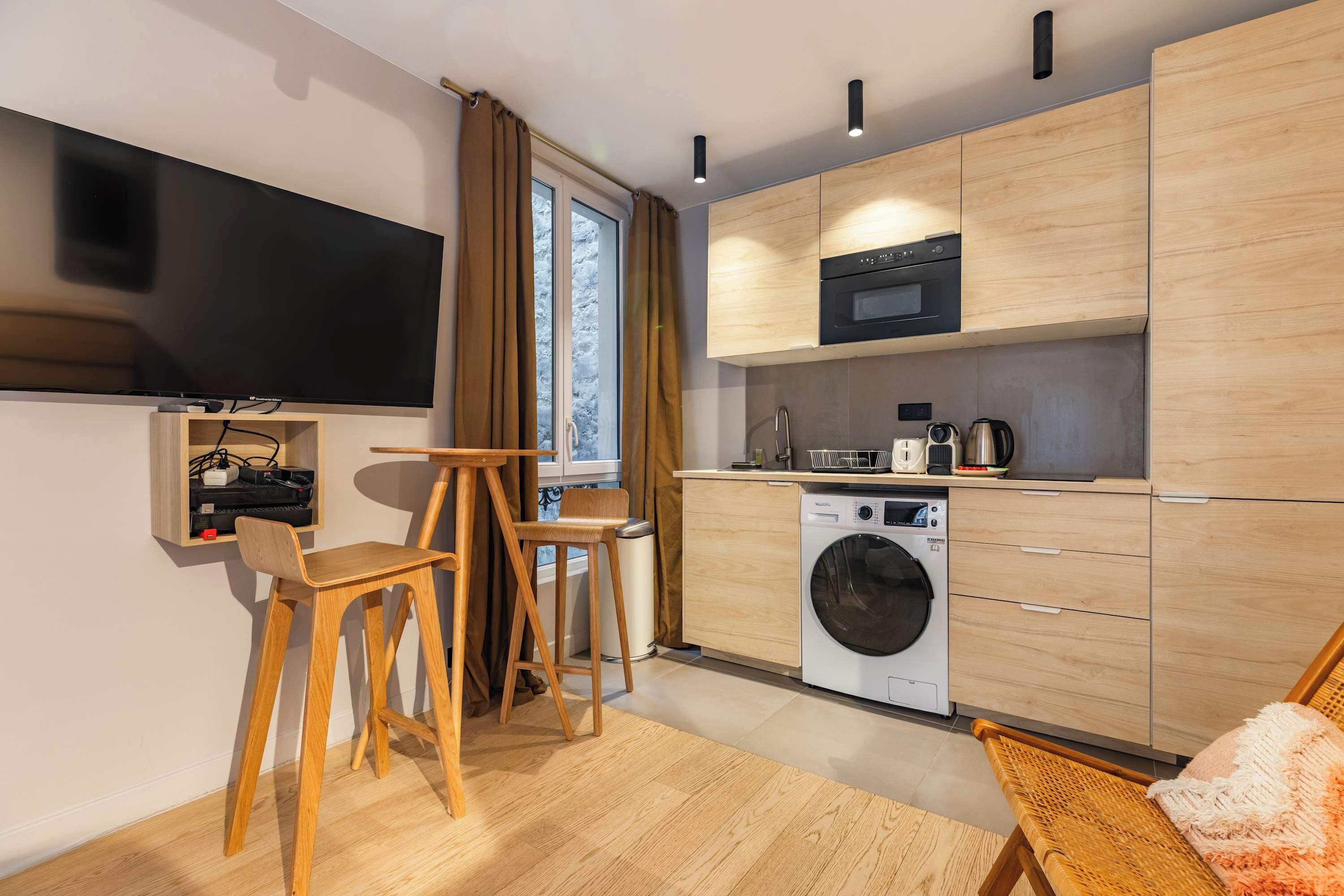 Kühlschrank, Wasserkocher mit Kaffee-/Teezubehör, Wasserkocher, Toaster