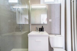 Douche, sèche-cheveux, shampoing