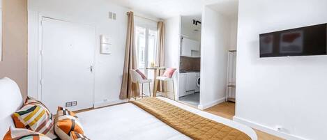 Silitysrauta/-lauta, Wi-Fi, vuodevaatteet