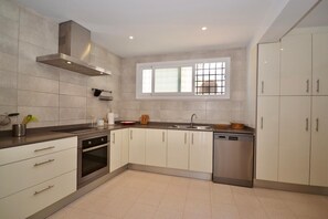 Fridge, microwave, oven, stovetop - Es Balcó Holiday Home in a Seafront Location for 8 People in Portopetro (Portopetro)