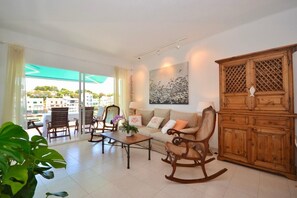 TV - Es Balcó Holiday Home in a Seafront Location for 8 People in Portopetro (Portopetro)