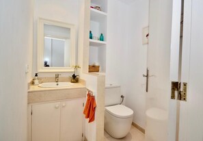 Chuveiro, toalhas de banho