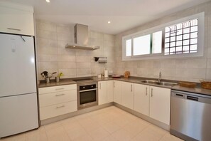 Fridge, microwave, oven, stovetop - Es Balcó Holiday Home in a Seafront Location for 8 People in Portopetro (Portopetro)