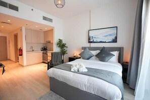 Leilighet, balkong, kanalutsikt | Strykejern/-brett og wi-fi (inkludert)