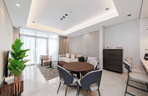 Living area - Bright apartment with AC in charming Dubai perfect for your stay (Dubai)