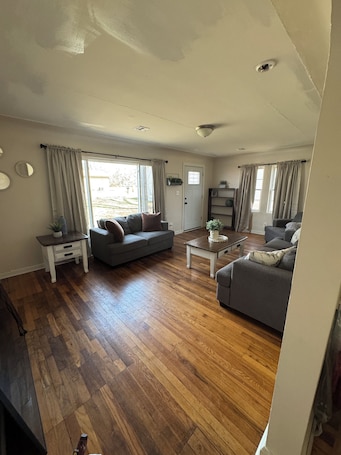 Living area. 2-bedroom house in welcoming El Dorado