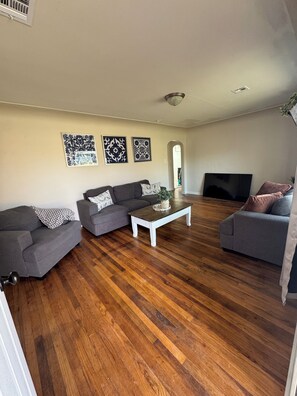 Living area - 2-bedroom house in welcoming El Dorado (El Dorado)