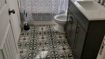 Sèche-cheveux, serviettes fournies