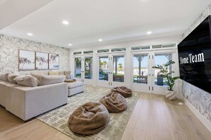 TV, offices - Award-winning Private Beach & Breathtaking Sunsets (Clearwater)