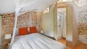 Desk, iron/ironing board, WiFi, bed sheets