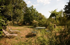 Outdoor dining - Holiday Home 'Le Galet Du Chant Du Buc' with Shared Pool, Private Garden and Wi-Fi (Marssac-sur-Tarn)