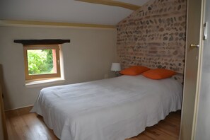 Iron/ironing board, WiFi, bed sheets - Holiday Home 'Le Galet Du Chant Du Buc' with Shared Pool, Private Garden and Wi-Fi (Marssac-sur-Tarn)