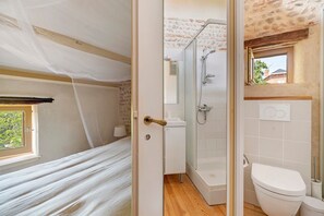 Dusche, kostenlose Toilettenartikel, Haartrockner, Handtücher
