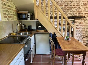 Kylskåp, mikrovågsugn, ugn och spishäll