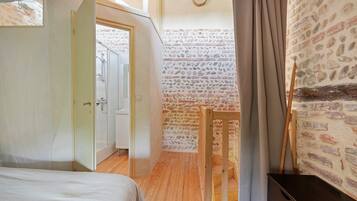Desk, iron/ironing board, WiFi, bed sheets